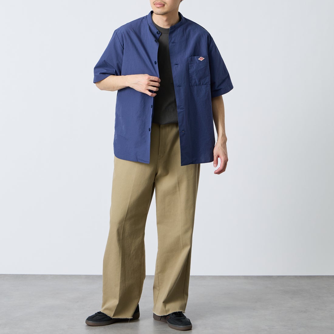 DANTON [ダントン] コットンリネン バンドカラーシャツ [JD-3788SCL] DK.BLUE &&モデル身長：168cm 着用サイズ：38&&