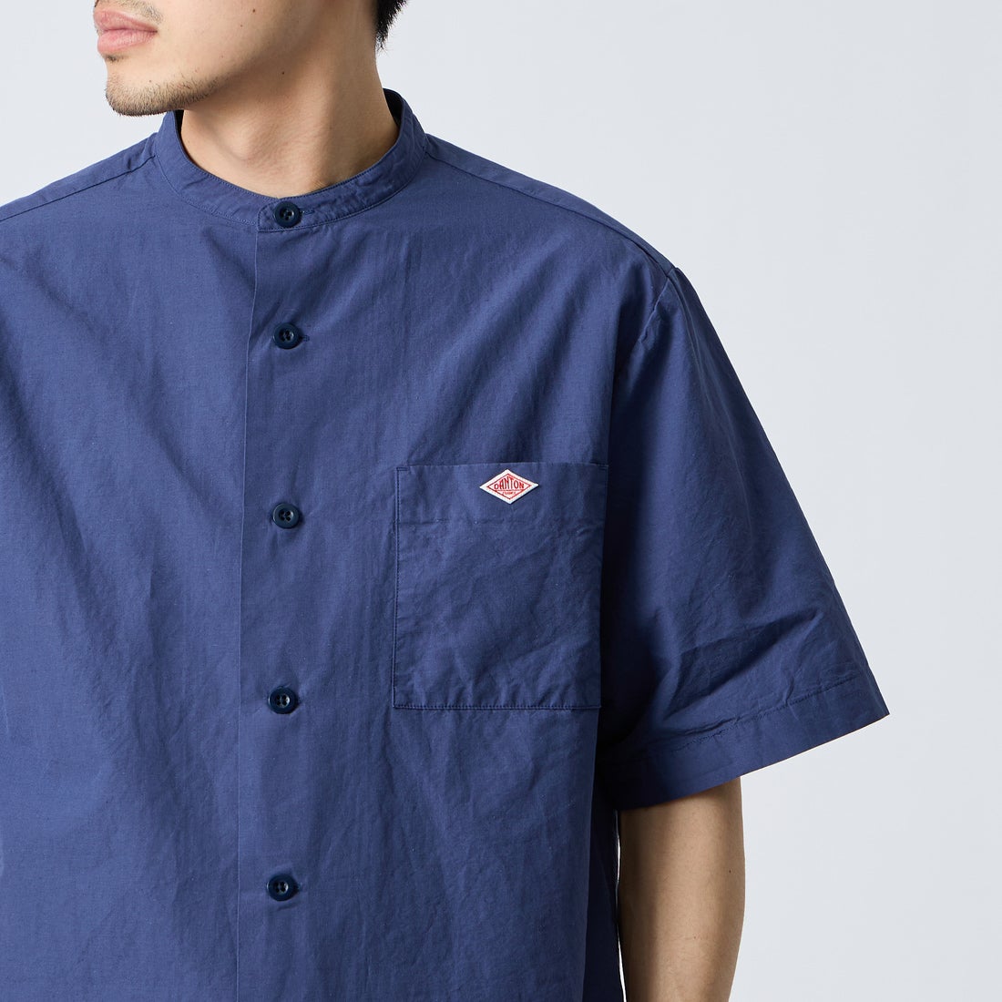 DANTON [ダントン] コットンリネン バンドカラーシャツ [JD-3788SCL] DK.BLUE &&モデル身長：168cm 着用サイズ：38&&