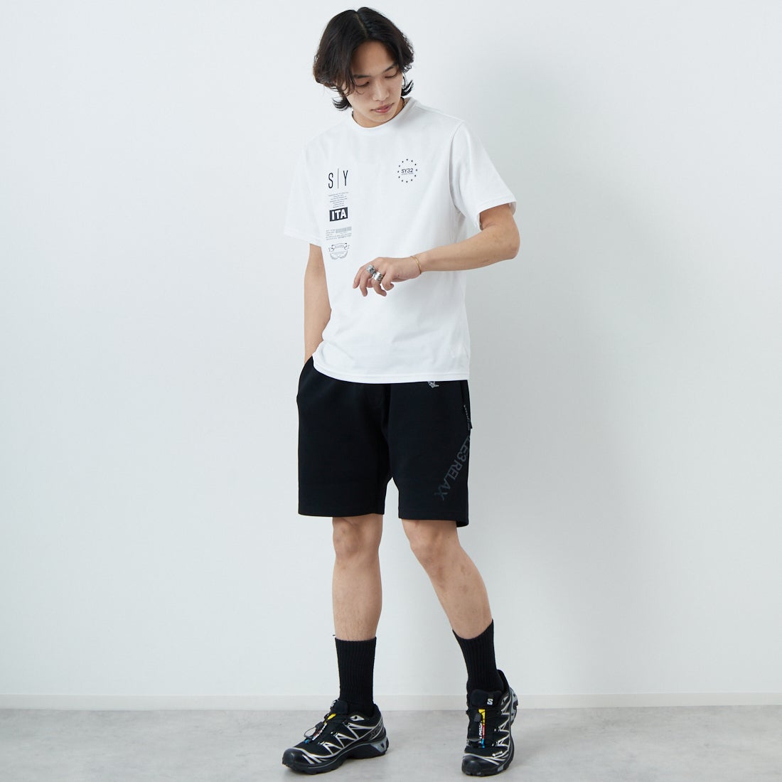 SY32 [エスワイサーティトゥ] マルチロゴグラフィックTシャツ [15050] WHITE &&モデル身長：179cm 着用サイズ：M&&