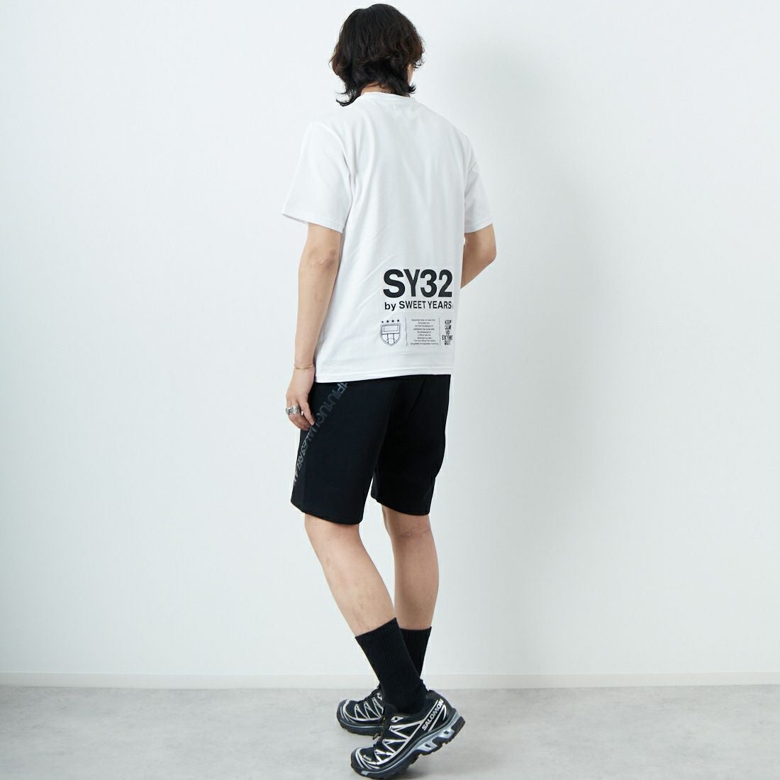 SY32 [エスワイサーティトゥ] マルチロゴグラフィックTシャツ [15050] WHITE &&モデル身長：179cm 着用サイズ：M&&