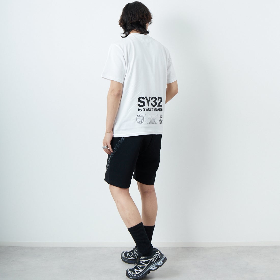 SY32 [エスワイサーティトゥ] マルチロゴグラフィックTシャツ [15050] WHITE &&モデル身長：179cm 着用サイズ：M&&