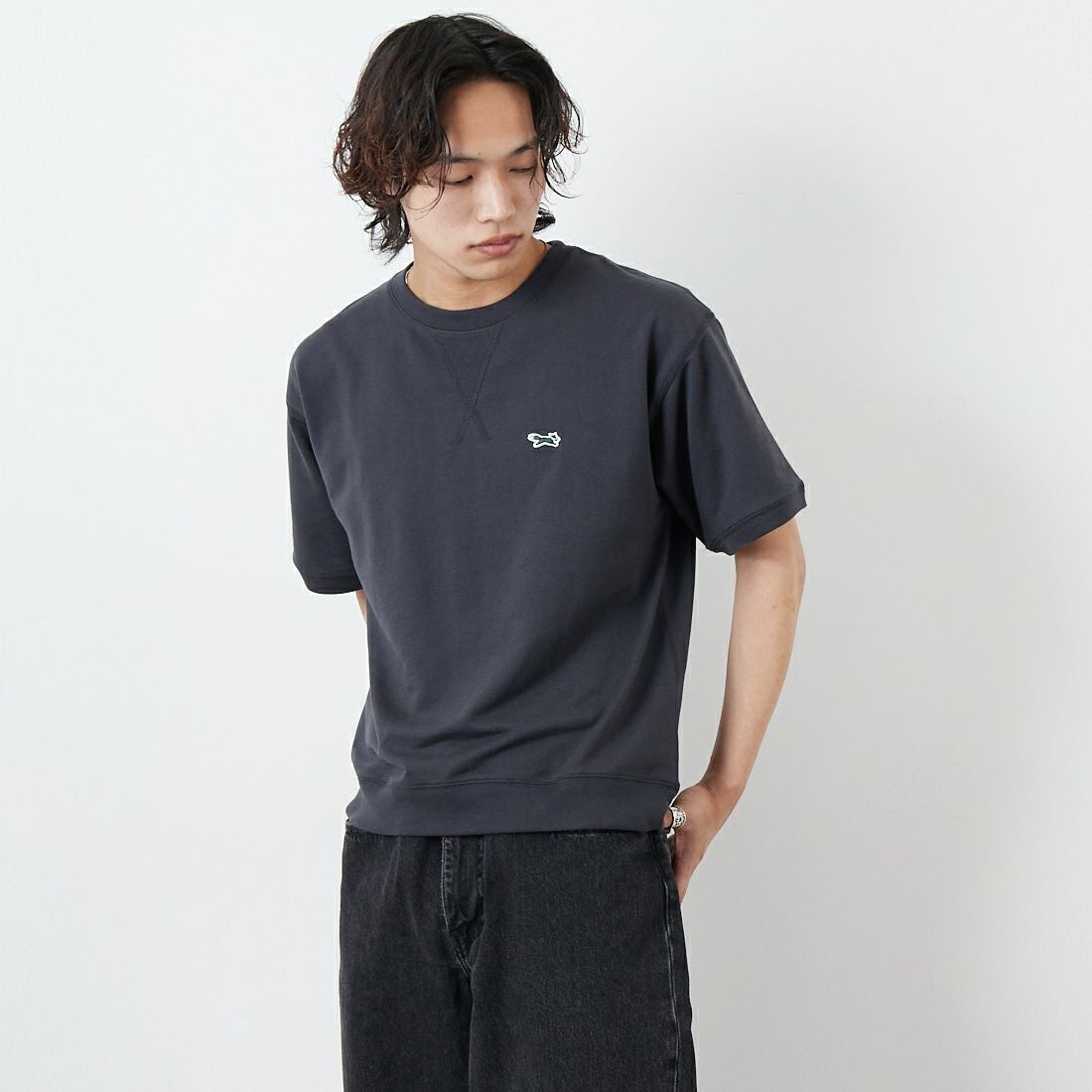 THE FOX [ザフォックス] 別注 ワンポイントロゴワッペン ミニ裏毛 WガゼットTシャツ [JFU25SS-12-JF] CHARCOAL &&モデル身長：179cm 着用サイズ：M&&