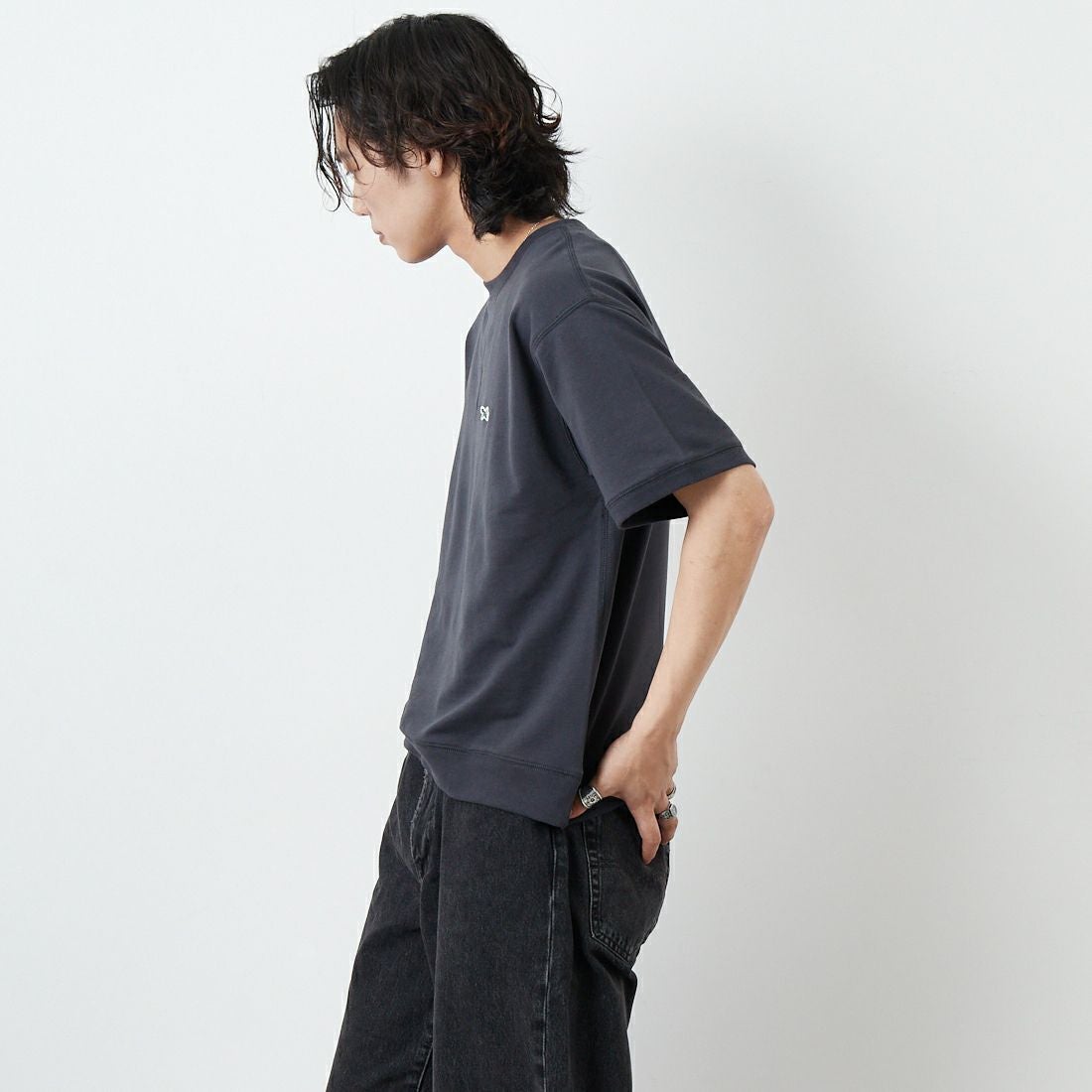 THE FOX [ザフォックス] 別注 ワンポイントロゴワッペン ミニ裏毛 WガゼットTシャツ [JFU25SS-12-JF] CHARCOAL &&モデル身長：179cm 着用サイズ：M&&