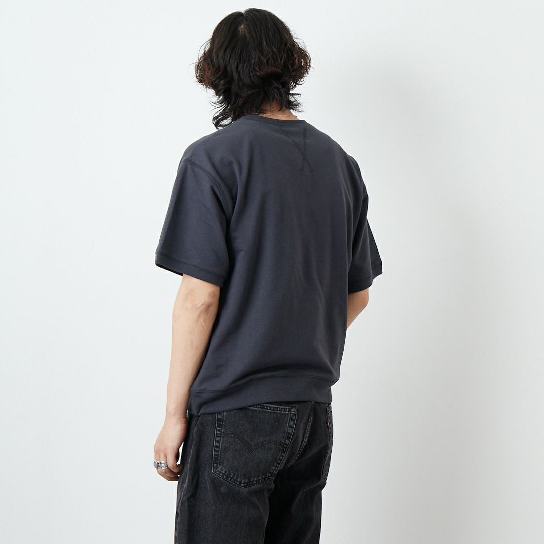 THE FOX [ザフォックス] 別注 ワンポイントロゴワッペン ミニ裏毛 WガゼットTシャツ [JFU25SS-12-JF] CHARCOAL &&モデル身長：179cm 着用サイズ：M&&