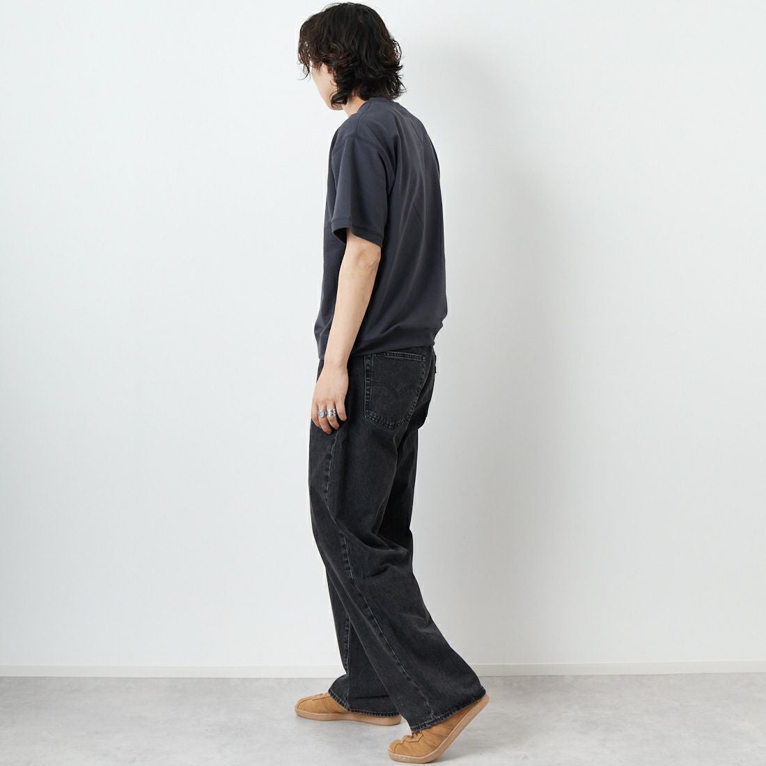 THE FOX [ザフォックス] 別注 ワンポイントロゴワッペン ミニ裏毛 WガゼットTシャツ [JFU25SS-12-JF] CHARCOAL &&モデル身長：179cm 着用サイズ：M&&