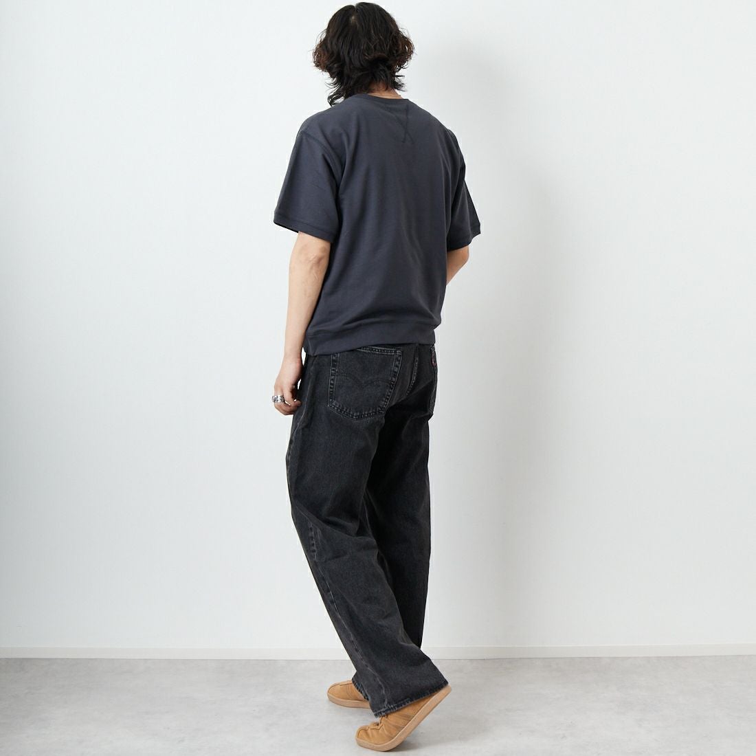 THE FOX [ザフォックス] 別注 ワンポイントロゴワッペン ミニ裏毛 WガゼットTシャツ [JFU25SS-12-JF] CHARCOAL &&モデル身長：179cm 着用サイズ：M&&