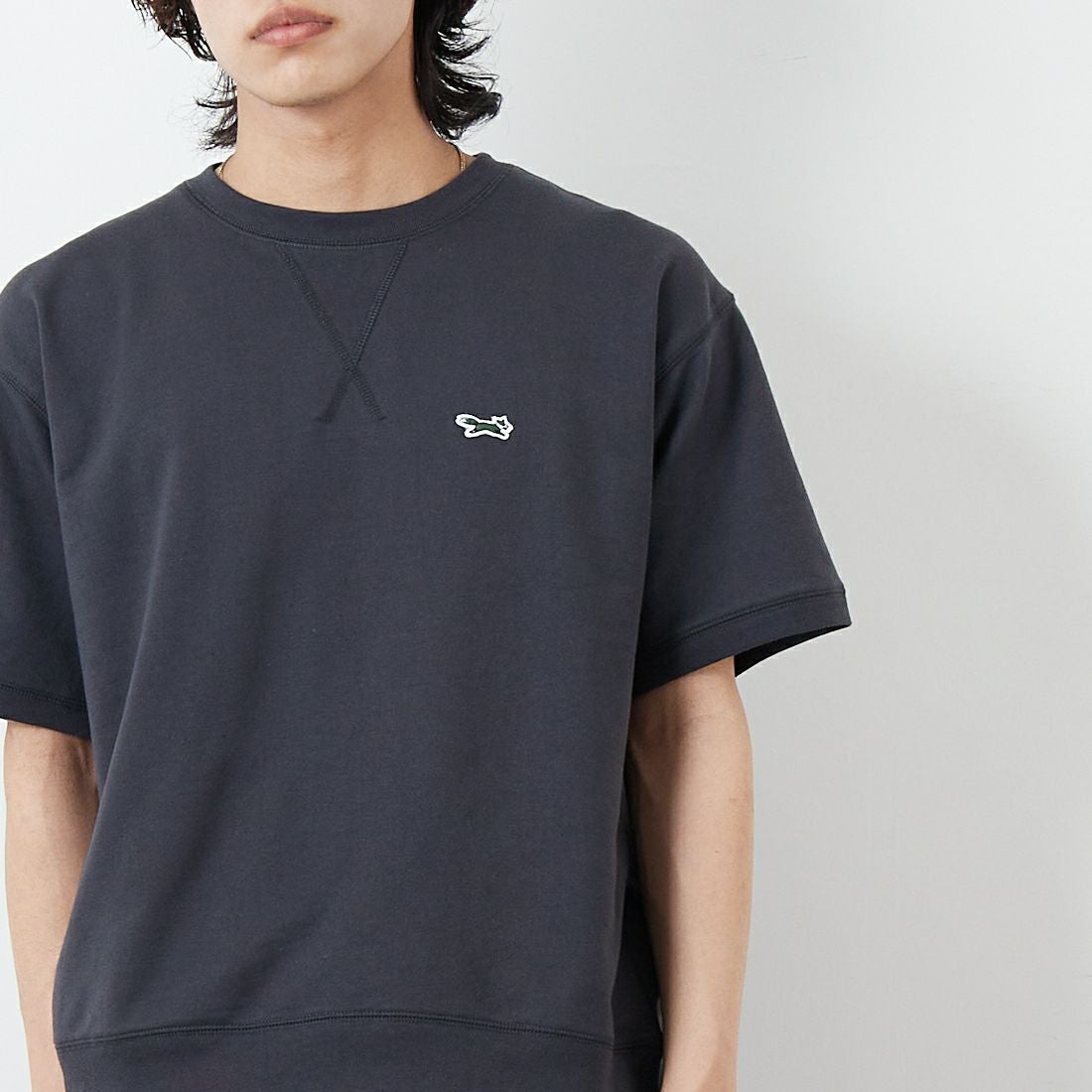 THE FOX [ザフォックス] 別注 ワンポイントロゴワッペン ミニ裏毛 WガゼットTシャツ [JFU25SS-12-JF] CHARCOAL &&モデル身長：179cm 着用サイズ：M&&