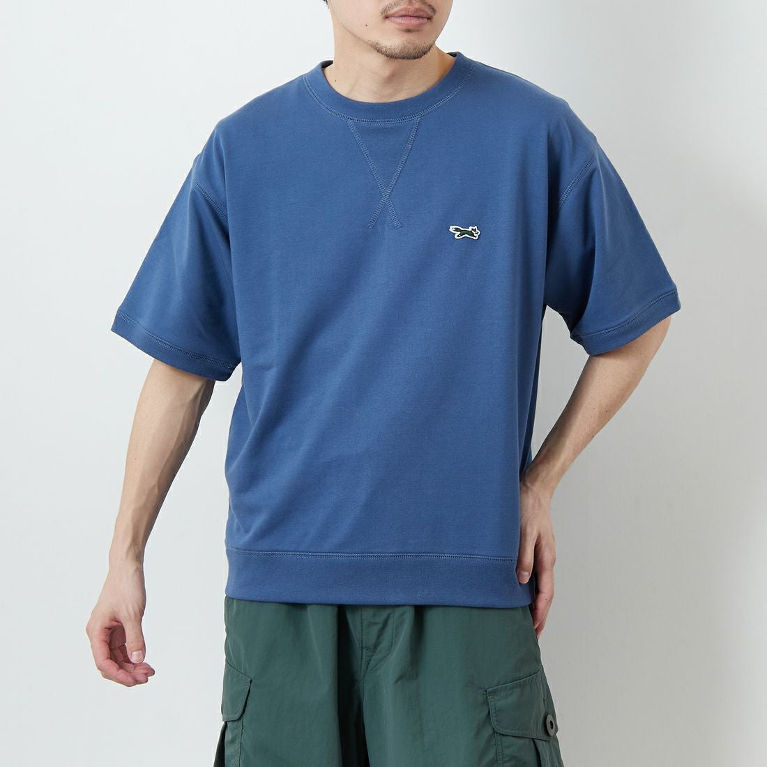 THE FOX [ザフォックス] 別注 ワンポイントロゴワッペン ミニ裏毛 WガゼットTシャツ [JFU25SS-12-JF] BLUE &&モデル身長：168cm 着用サイズ：M&&