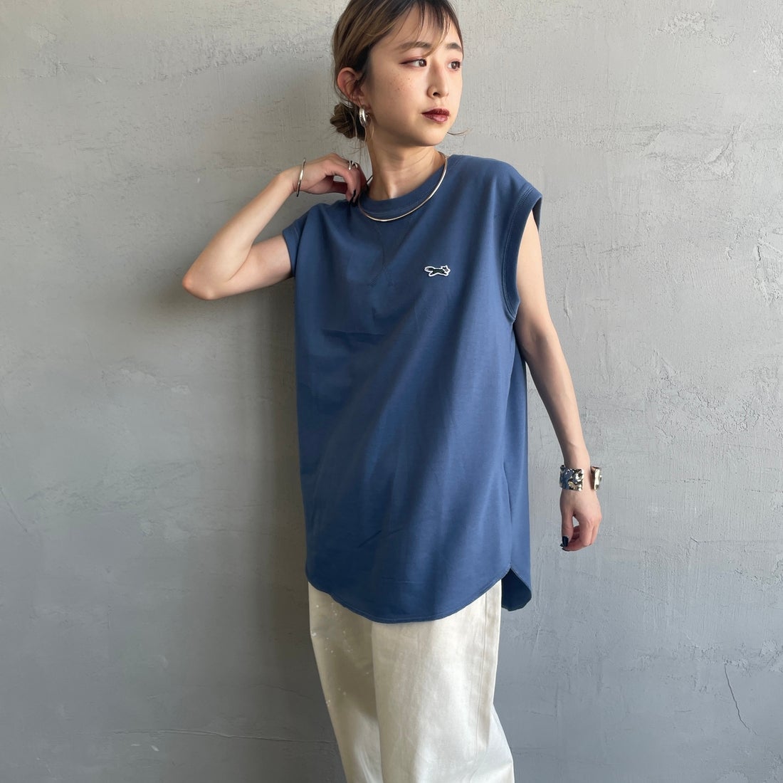 THE FOX [ザフォックス] 別注 ワンポイントロゴワッペン ミニ裏毛 ノースリーブTシャツ [JFL25SS-08-JF] BLUE &&モデル身長：150cm 着用サイズ：S&&