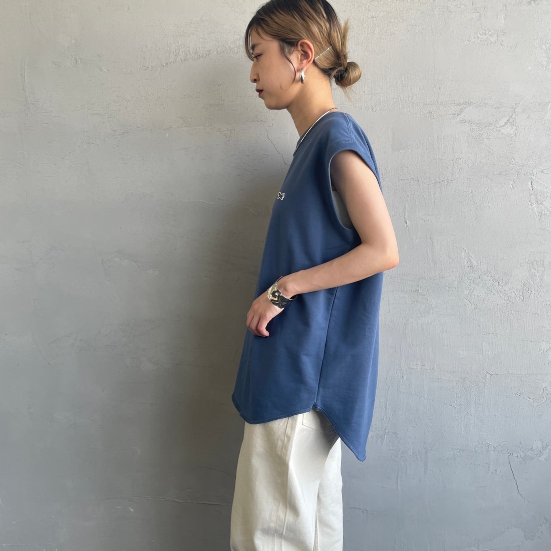 THE FOX [ザフォックス] 別注 ワンポイントロゴワッペン ミニ裏毛 ノースリーブTシャツ [JFL25SS-08-JF] BLUE &&モデル身長：150cm 着用サイズ：S&&