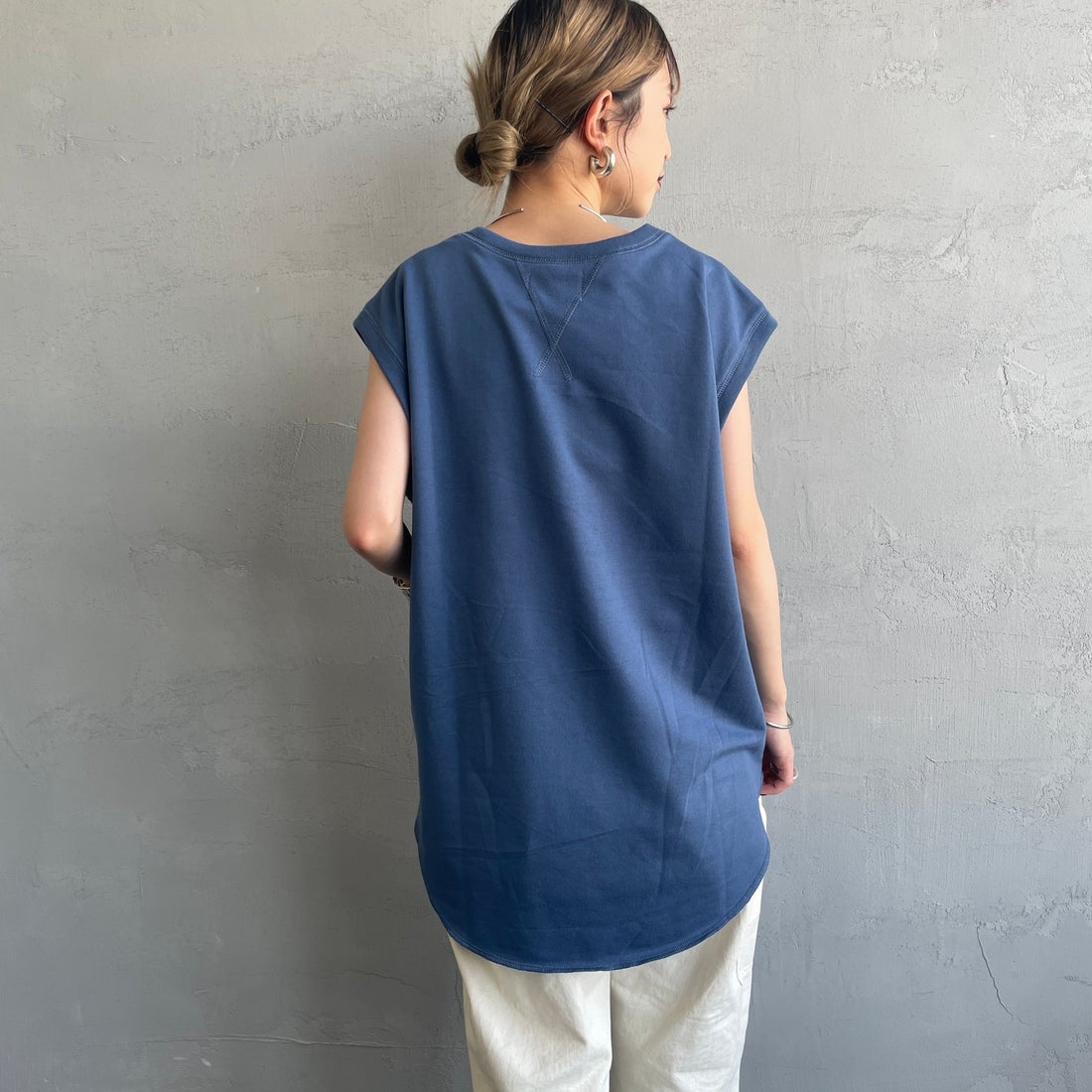 THE FOX [ザフォックス] 別注 ワンポイントロゴワッペン ミニ裏毛 ノースリーブTシャツ [JFL25SS-08-JF] BLUE &&モデル身長：150cm 着用サイズ：S&&