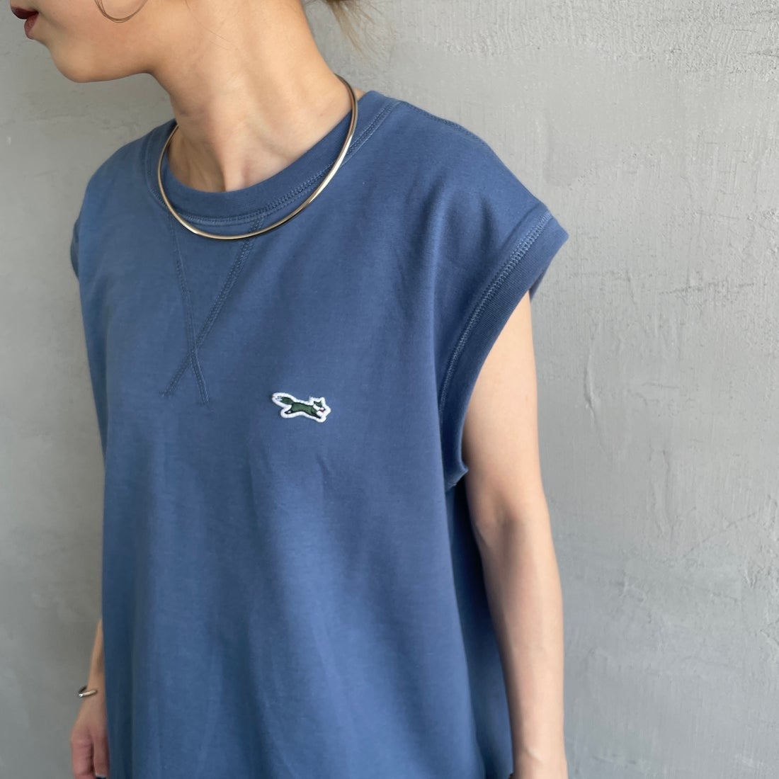 THE FOX [ザフォックス] 別注 ワンポイントロゴワッペン ミニ裏毛 ノースリーブTシャツ [JFL25SS-08-JF] BLUE &&モデル身長：150cm 着用サイズ：S&&