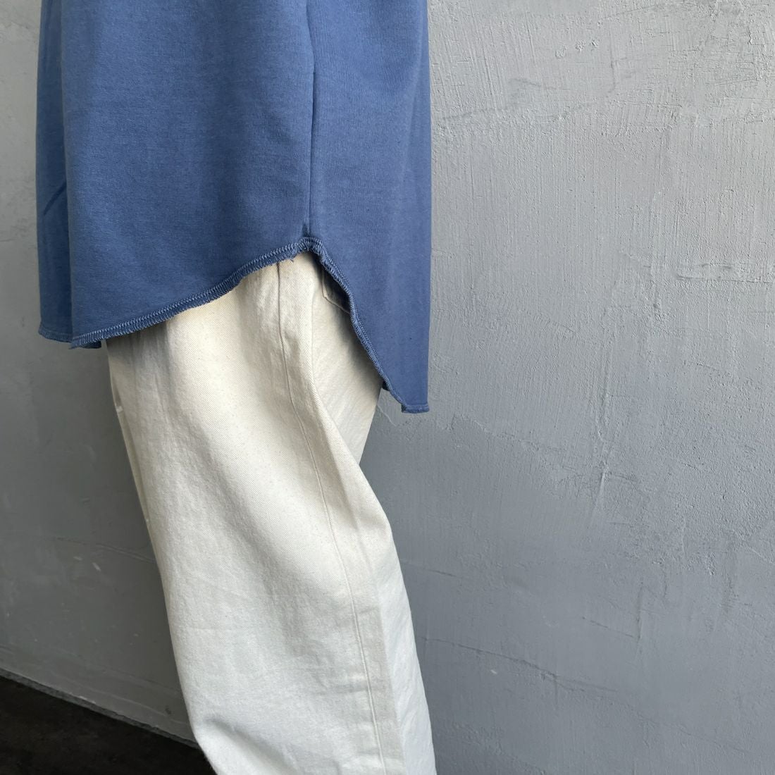 THE FOX [ザフォックス] 別注 ワンポイントロゴワッペン ミニ裏毛 ノースリーブTシャツ [JFL25SS-08-JF] BLUE &&モデル身長：150cm 着用サイズ：S&&