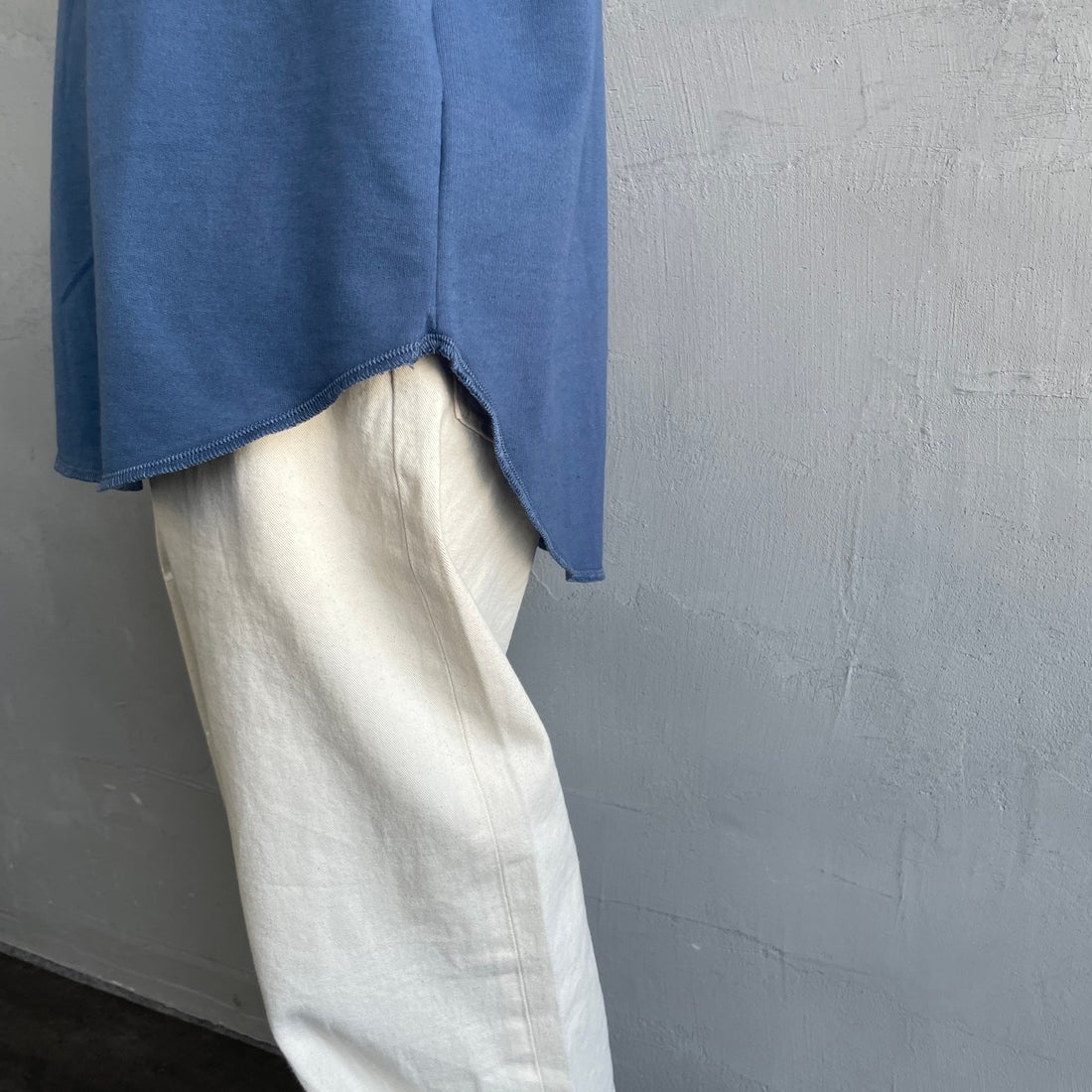 THE FOX [ザフォックス] 別注 ワンポイントロゴワッペン ミニ裏毛 ノースリーブTシャツ [JFL25SS-08-JF] BLUE &&モデル身長：150cm 着用サイズ：S&&