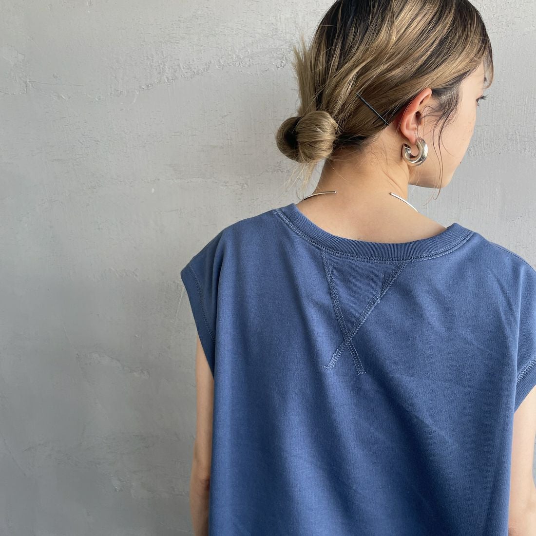 THE FOX [ザフォックス] 別注 ワンポイントロゴワッペン ミニ裏毛 ノースリーブTシャツ [JFL25SS-08-JF] BLUE &&モデル身長：150cm 着用サイズ：S&&