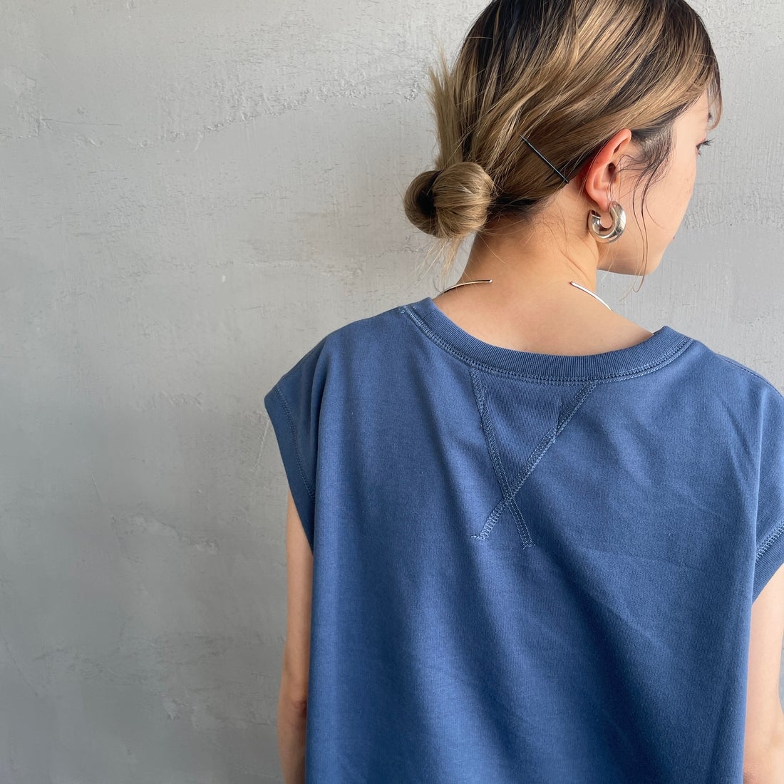 THE FOX [ザフォックス] 別注 ワンポイントロゴワッペン ミニ裏毛 ノースリーブTシャツ [JFL25SS-08-JF] BLUE &&モデル身長：150cm 着用サイズ：S&&