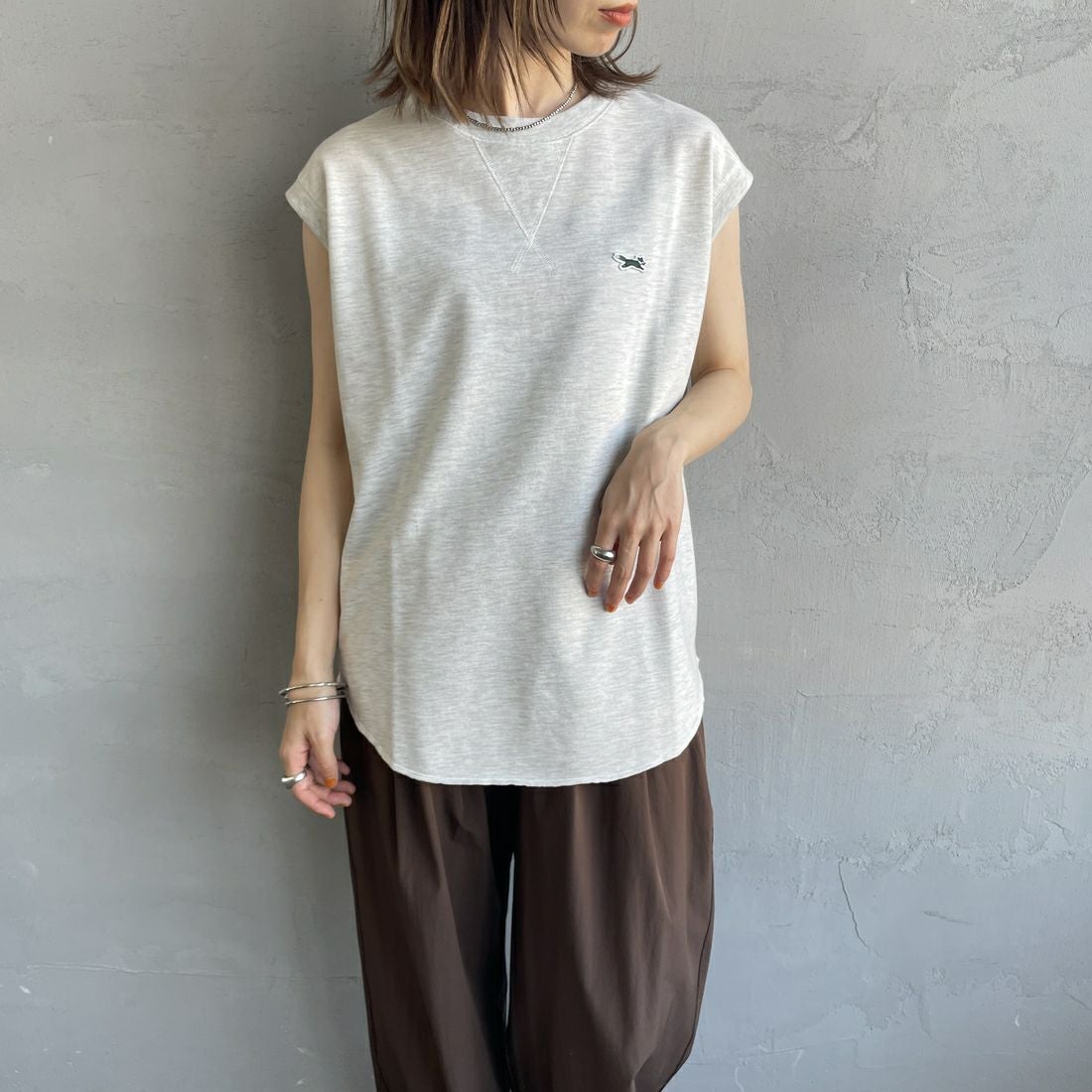 THE FOX [ザフォックス] 別注 ワンポイントロゴワッペン ミニ裏毛 ノースリーブTシャツ [JFL25SS-08-JF] LT.GRAY &&モデル身長：158cm 着用サイズ：S&&