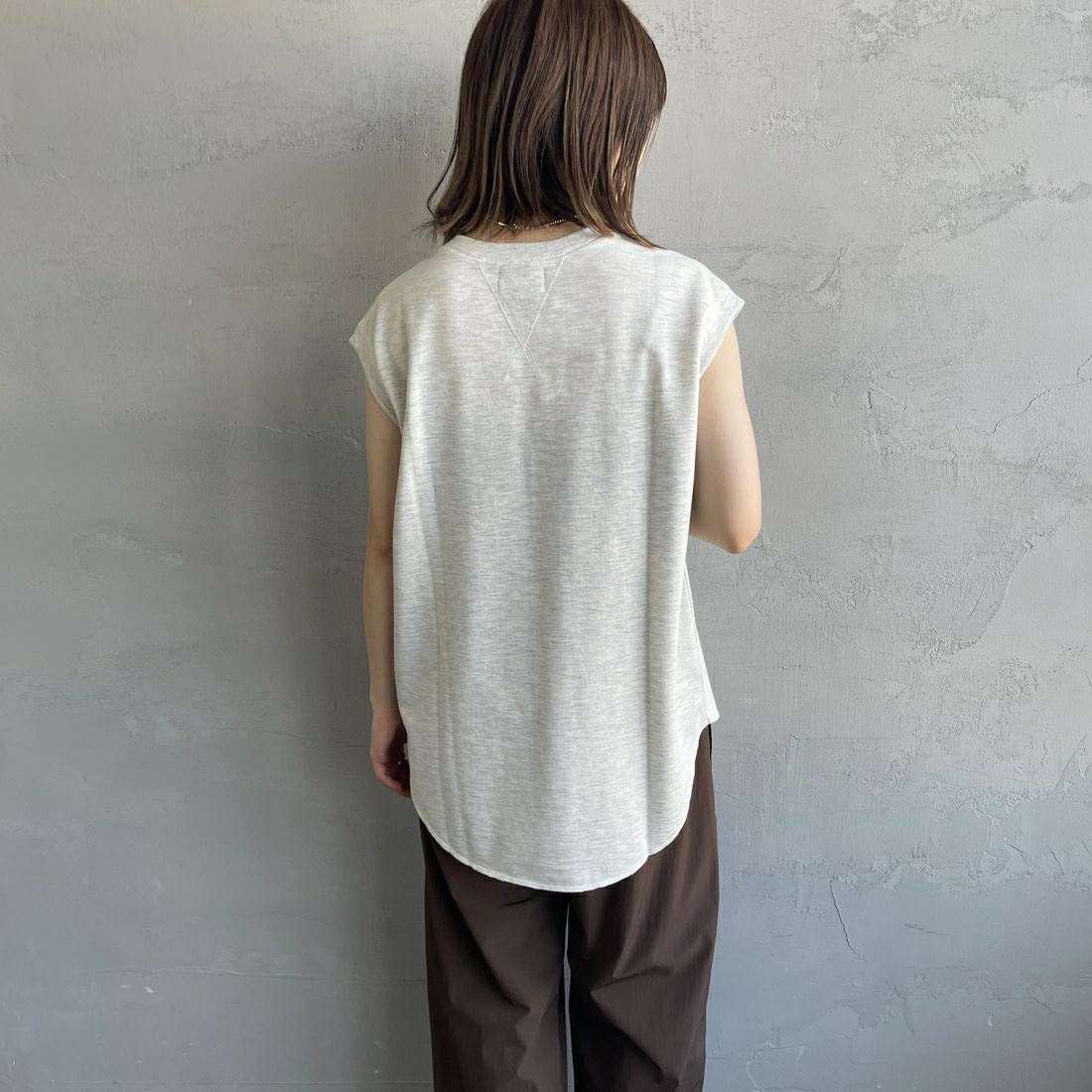 THE FOX [ザフォックス] 別注 ワンポイントロゴワッペン ミニ裏毛 ノースリーブTシャツ [JFL25SS-08-JF] LT.GRAY &&モデル身長：158cm 着用サイズ：S&&