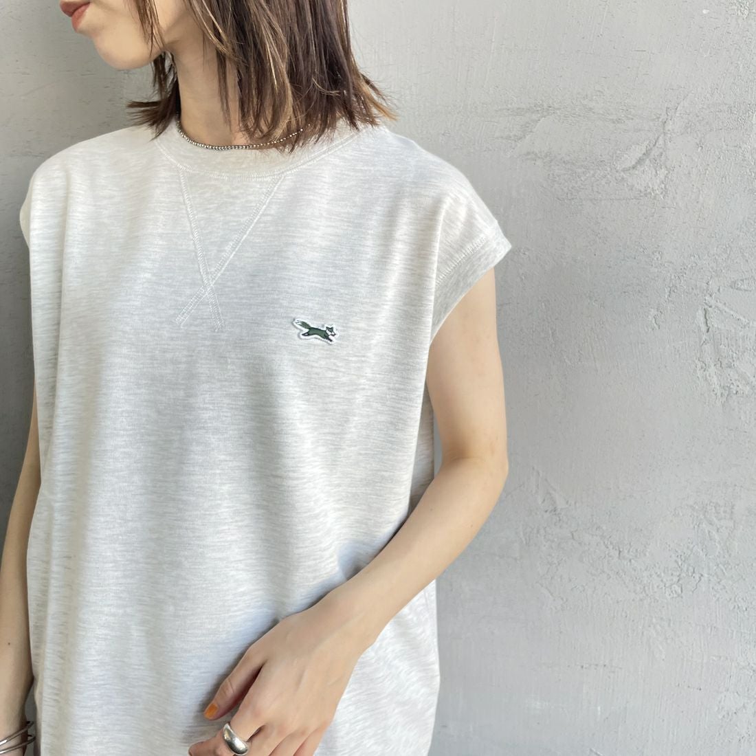 THE FOX [ザフォックス] 別注 ワンポイントロゴワッペン ミニ裏毛 ノースリーブTシャツ [JFL25SS-08-JF] LT.GRAY &&モデル身長：158cm 着用サイズ：S&&