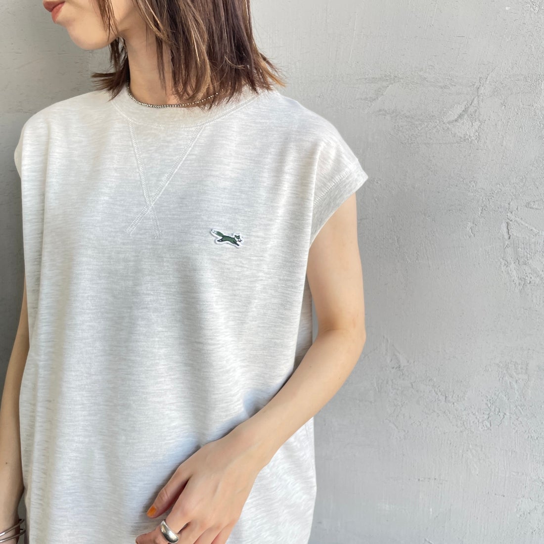 THE FOX [ザフォックス] 別注 ワンポイントロゴワッペン ミニ裏毛 ノースリーブTシャツ [JFL25SS-08-JF] LT.GRAY &&モデル身長：158cm 着用サイズ：S&&