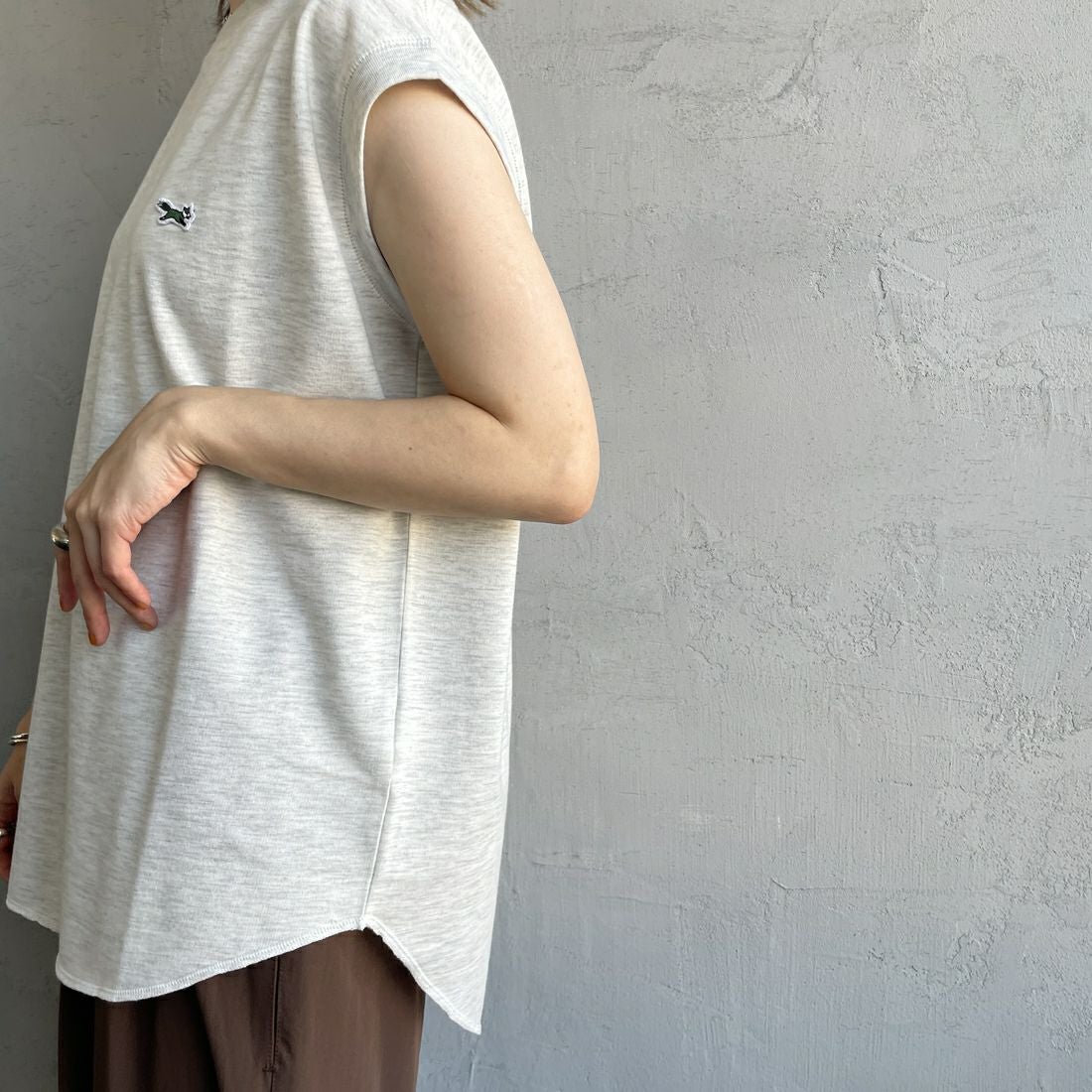 THE FOX [ザフォックス] 別注 ワンポイントロゴワッペン ミニ裏毛 ノースリーブTシャツ [JFL25SS-08-JF] LT.GRAY &&モデル身長：158cm 着用サイズ：S&&