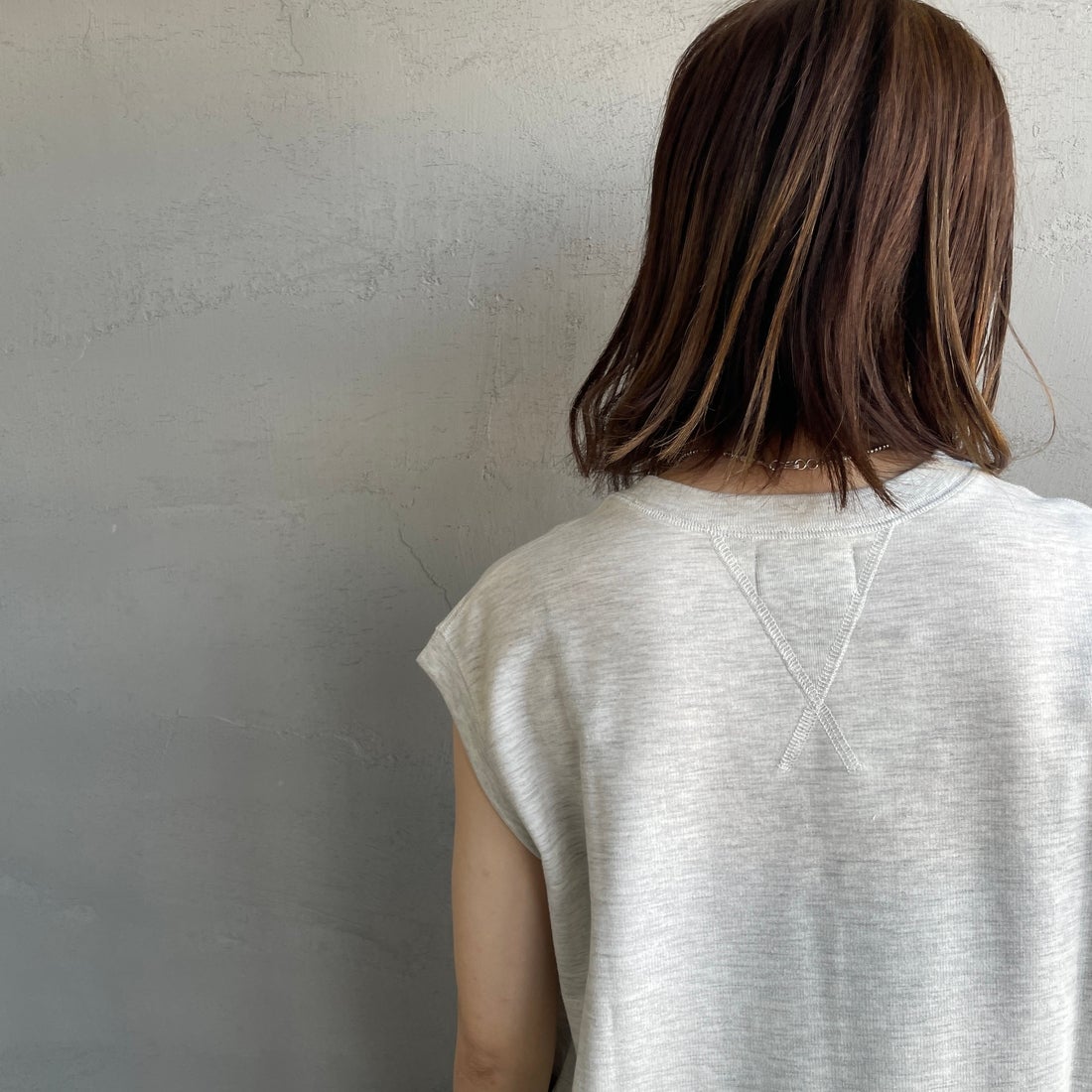 THE FOX [ザフォックス] 別注 ワンポイントロゴワッペン ミニ裏毛 ノースリーブTシャツ [JFL25SS-08-JF] LT.GRAY &&モデル身長：158cm 着用サイズ：S&&