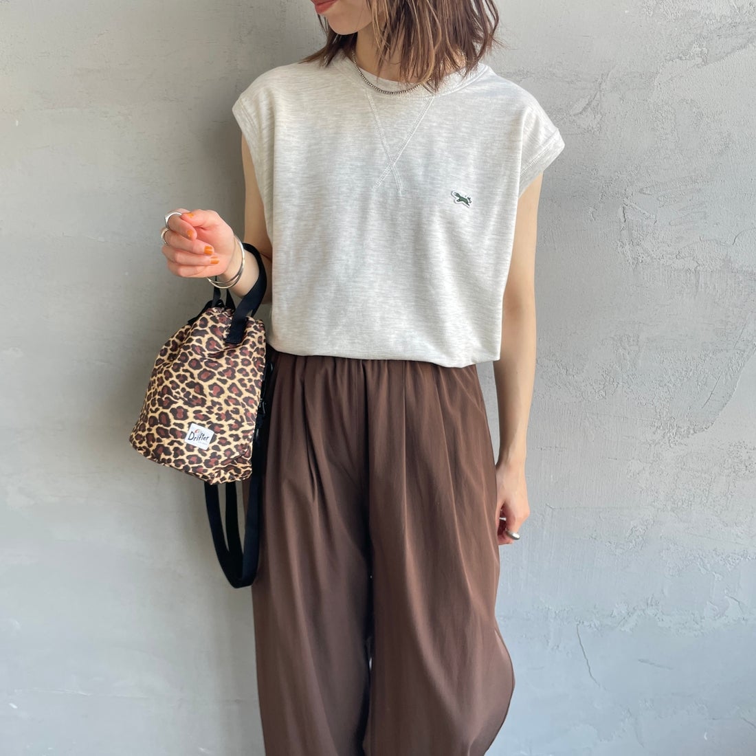 THE FOX [ザフォックス] 別注 ワンポイントロゴワッペン ミニ裏毛 ノースリーブTシャツ [JFL25SS-08-JF] LT.GRAY &&モデル身長：158cm 着用サイズ：M&&