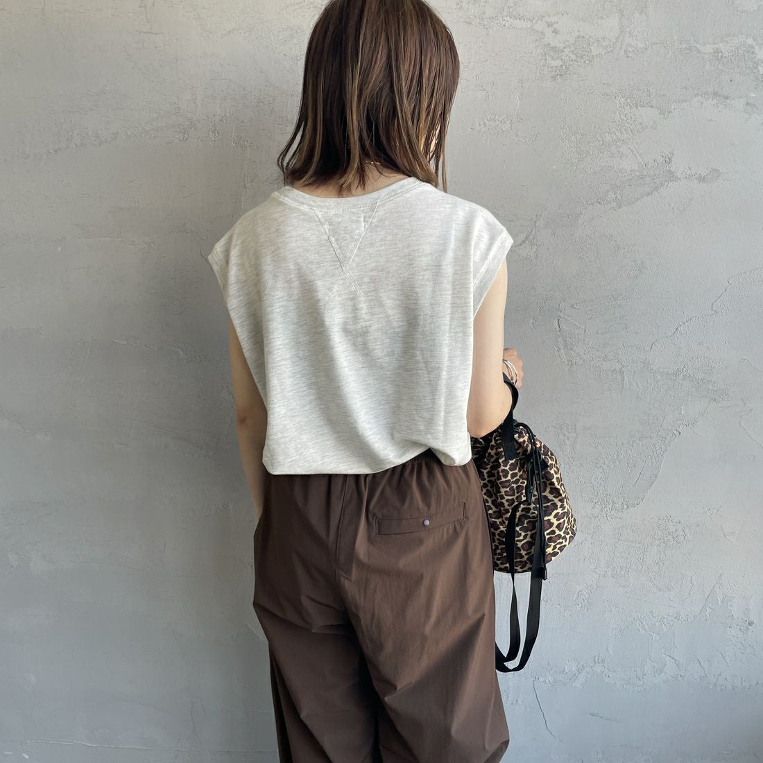 THE FOX [ザフォックス] 別注 ワンポイントロゴワッペン ミニ裏毛 ノースリーブTシャツ [JFL25SS-08-JF] LT.GRAY &&モデル身長：158cm 着用サイズ：M&&