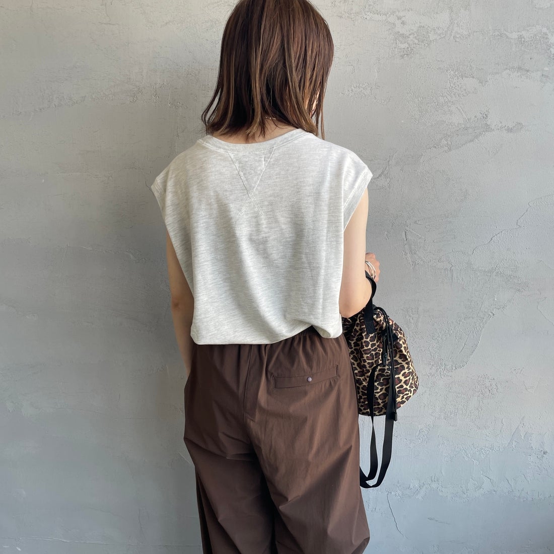 THE FOX [ザフォックス] 別注 ワンポイントロゴワッペン ミニ裏毛 ノースリーブTシャツ [JFL25SS-08-JF] LT.GRAY &&モデル身長：158cm 着用サイズ：M&&