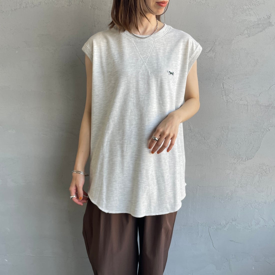 THE FOX [ザフォックス] 別注 ワンポイントロゴワッペン ミニ裏毛 ノースリーブTシャツ [JFL25SS-08-JF] LT.GRAY &&モデル身長：158cm 着用サイズ：M&&