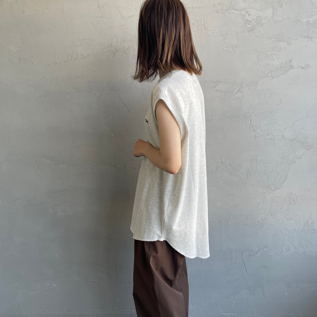 THE FOX [ザフォックス] 別注 ワンポイントロゴワッペン ミニ裏毛 ノースリーブTシャツ [JFL25SS-08-JF] LT.GRAY &&モデル身長：158cm 着用サイズ：M&&