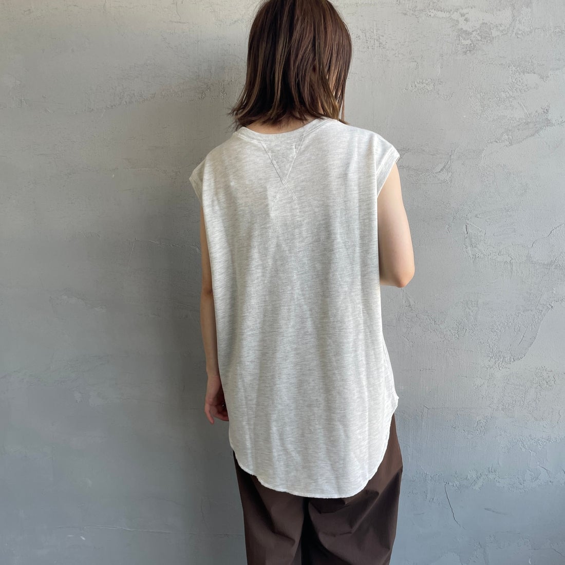 THE FOX [ザフォックス] 別注 ワンポイントロゴワッペン ミニ裏毛 ノースリーブTシャツ [JFL25SS-08-JF] LT.GRAY &&モデル身長：158cm 着用サイズ：M&&