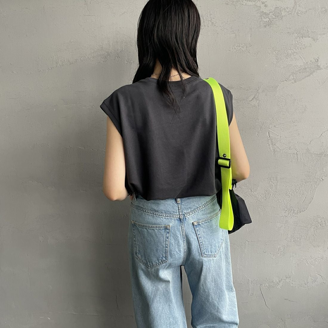 THE FOX [ザフォックス] 別注 ワンポイントロゴワッペン ミニ裏毛 ノースリーブTシャツ [JFL25SS-08-JF] CHARCOAL &&モデル身長：160cm 着用サイズ：M&&