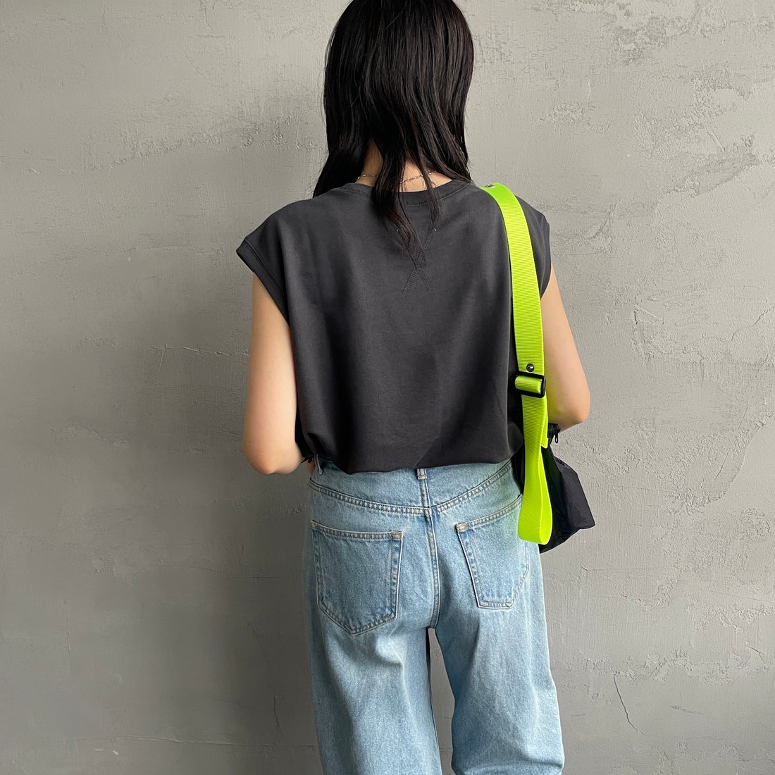 THE FOX [ザフォックス] 別注 ワンポイントロゴワッペン ミニ裏毛 ノースリーブTシャツ [JFL25SS-08-JF] CHARCOAL &&モデル身長：160cm 着用サイズ：M&&