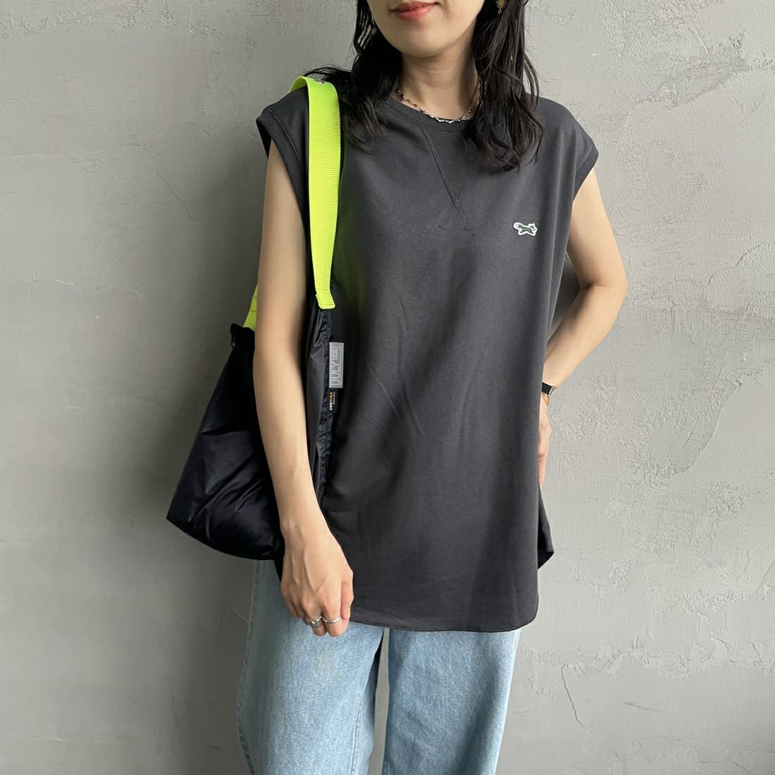 THE FOX [ザフォックス] 別注 ワンポイントロゴワッペン ミニ裏毛 ノースリーブTシャツ [JFL25SS-08-JF] CHARCOAL &&モデル身長：160cm 着用サイズ：M&&