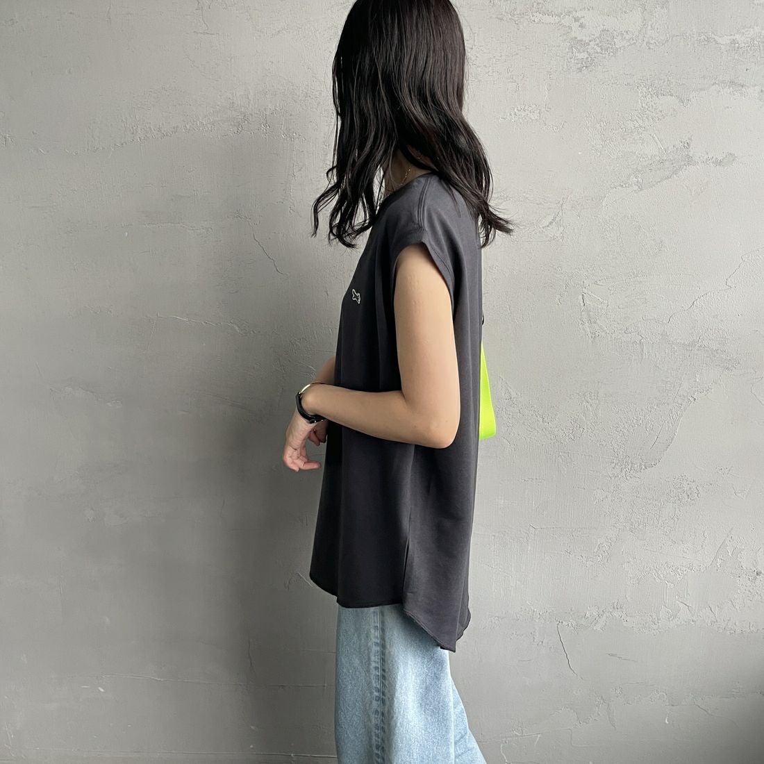 THE FOX [ザフォックス] 別注 ワンポイントロゴワッペン ミニ裏毛 ノースリーブTシャツ [JFL25SS-08-JF] CHARCOAL &&モデル身長：160cm 着用サイズ：M&&