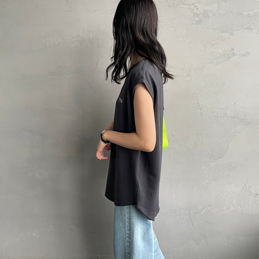 THE FOX [ザフォックス] 別注 ワンポイントロゴワッペン ミニ裏毛 ノースリーブTシャツ [JFL25SS-08-JF] CHARCOAL &&モデル身長：160cm 着用サイズ：M&&