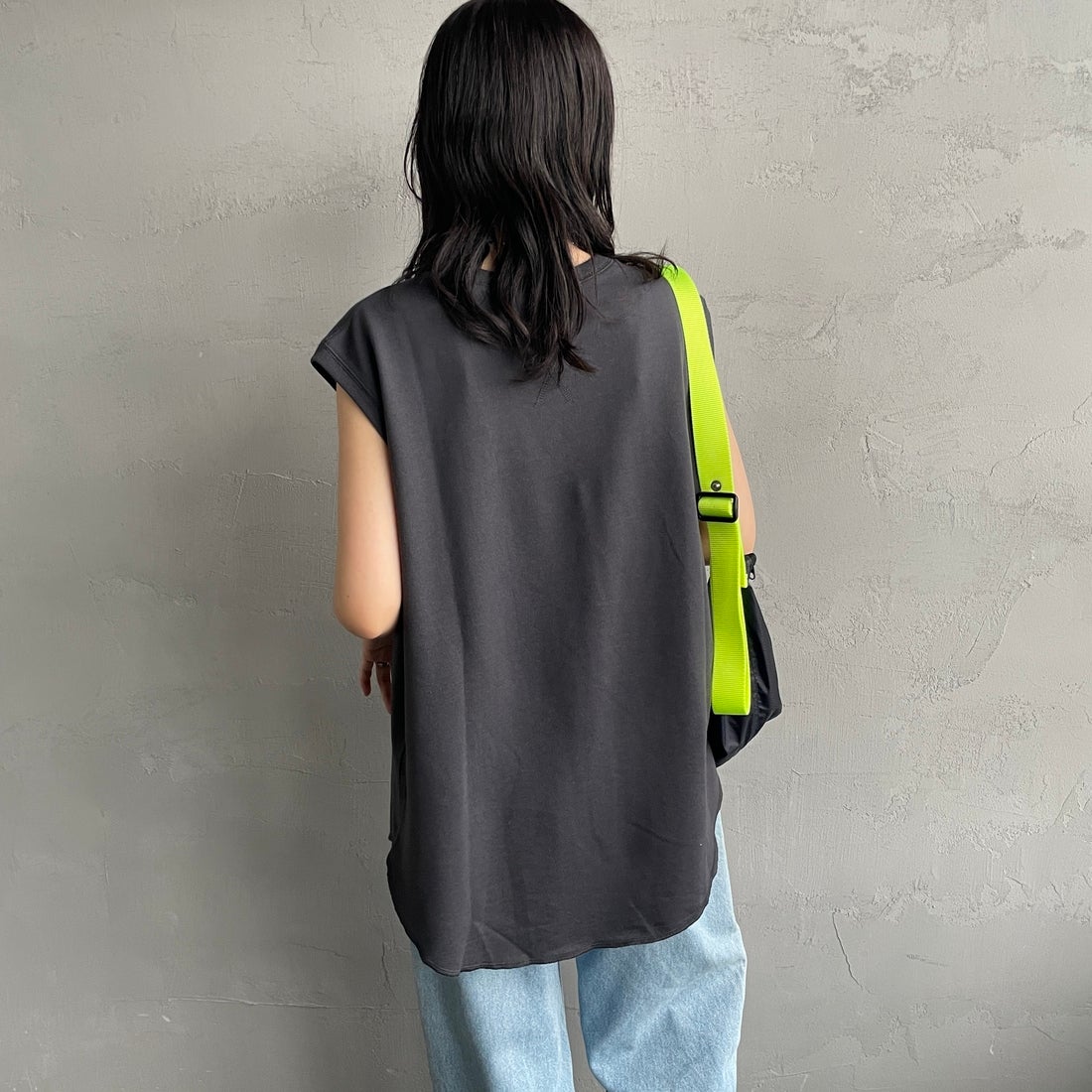 THE FOX [ザフォックス] 別注 ワンポイントロゴワッペン ミニ裏毛 ノースリーブTシャツ [JFL25SS-08-JF] CHARCOAL &&モデル身長：160cm 着用サイズ：M&&