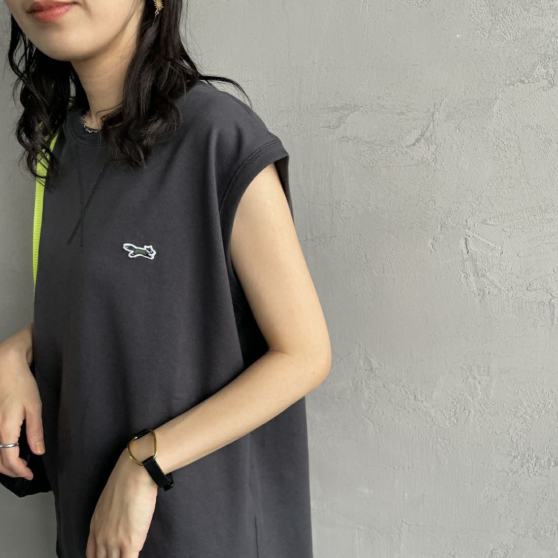 THE FOX [ザフォックス] 別注 ワンポイントロゴワッペン ミニ裏毛 ノースリーブTシャツ [JFL25SS-08-JF] CHARCOAL &&モデル身長：160cm 着用サイズ：M&&