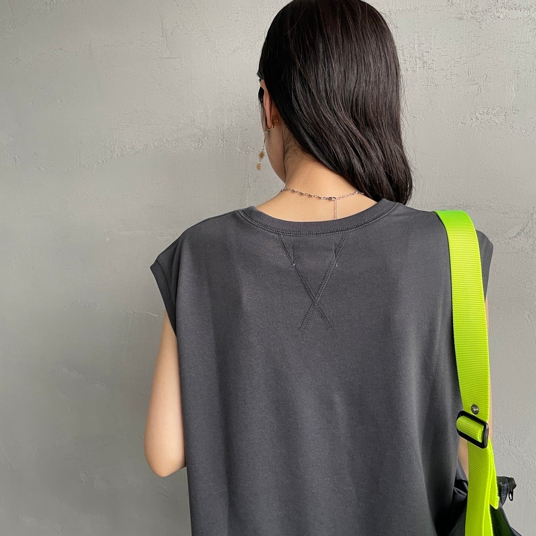 THE FOX [ザフォックス] 別注 ワンポイントロゴワッペン ミニ裏毛 ノースリーブTシャツ [JFL25SS-08-JF] CHARCOAL &&モデル身長：160cm 着用サイズ：M&&