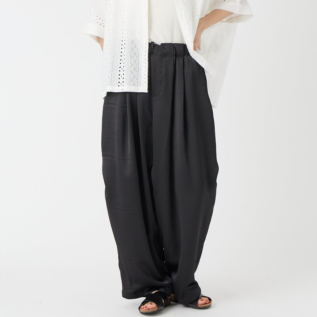 mizuiro ind [ミズイロインド] サテンワイドカーゴパンツ [2-260086] 99 BLACK &&モデル身長：162cm 着用サイズ：2&&