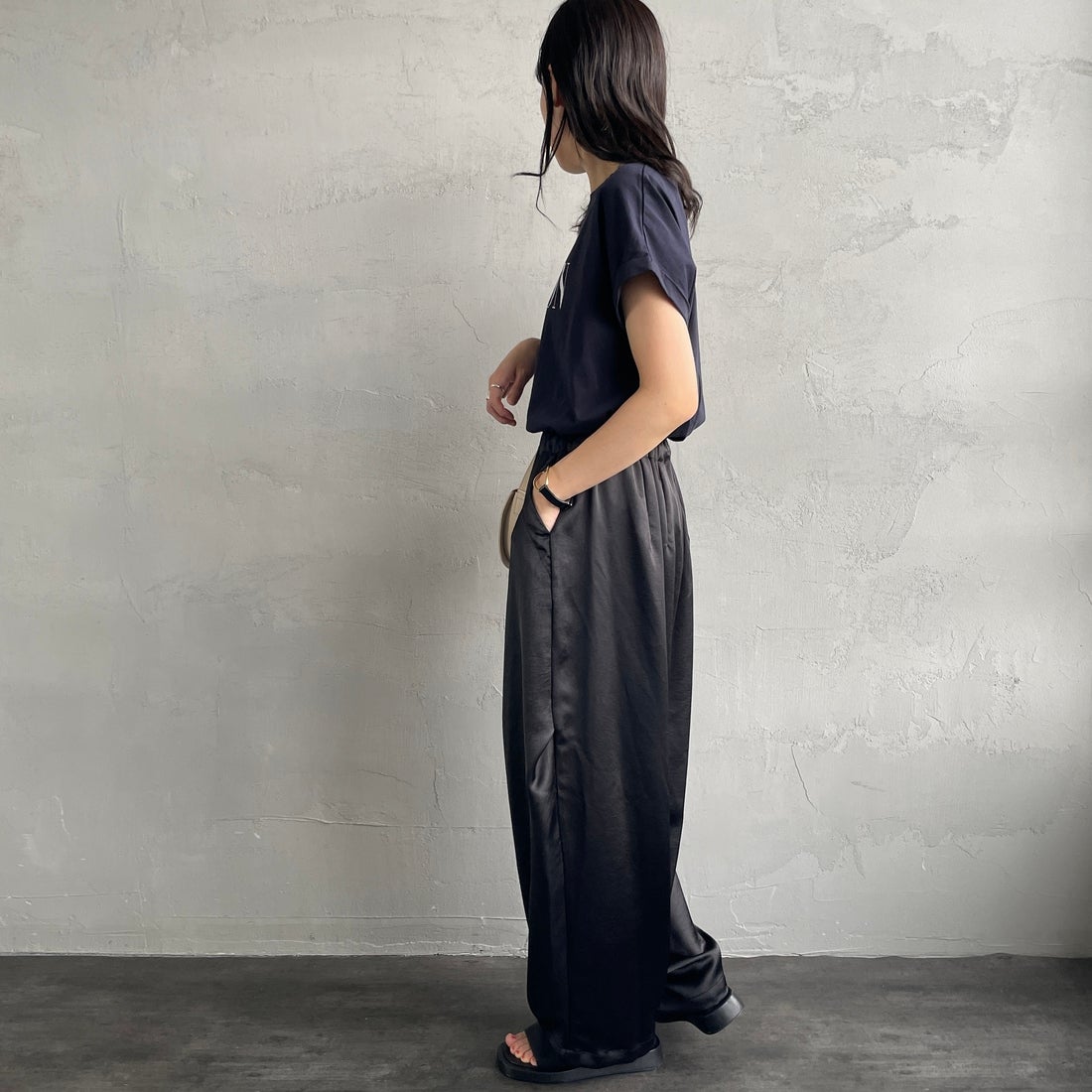 mizuiro ind [ミズイロインド] サテンワイドカーゴパンツ [2-260086] 99 BLACK &&モデル身長：160cm 着用サイズ：2&&