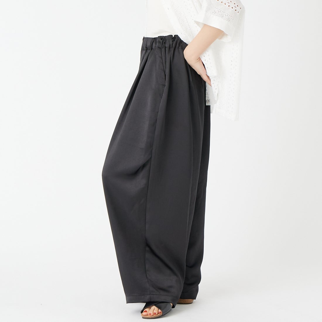 mizuiro ind [ミズイロインド] サテンワイドカーゴパンツ [2-260086] 99 BLACK &&モデル身長：162cm 着用サイズ：2&&