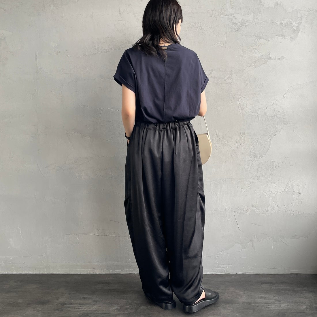 mizuiro ind [ミズイロインド] サテンワイドカーゴパンツ [2-260086] 99 BLACK &&モデル身長：160cm 着用サイズ：2&&