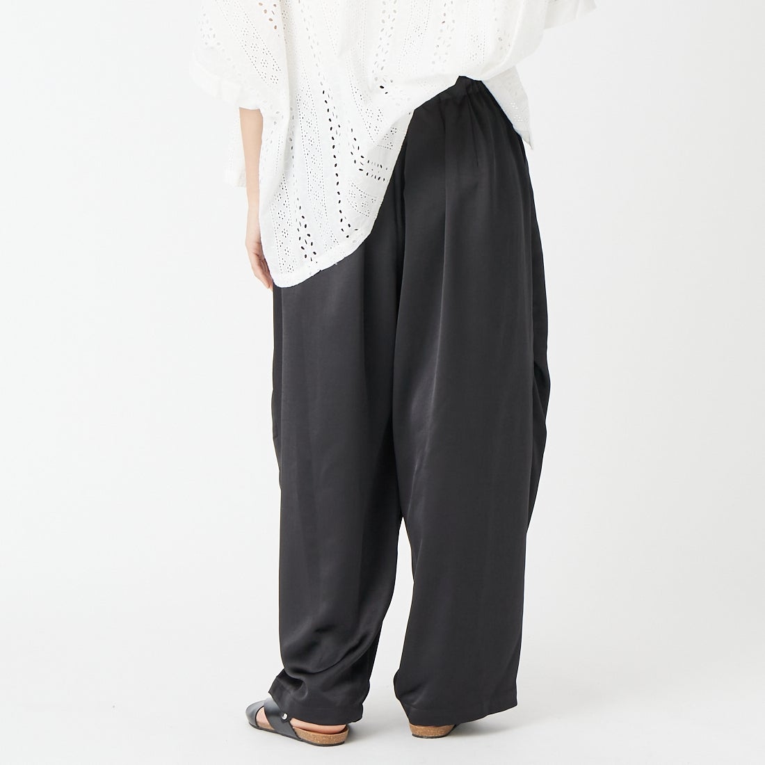 mizuiro ind [ミズイロインド] サテンワイドカーゴパンツ [2-260086] 99 BLACK &&モデル身長：162cm 着用サイズ：2&&