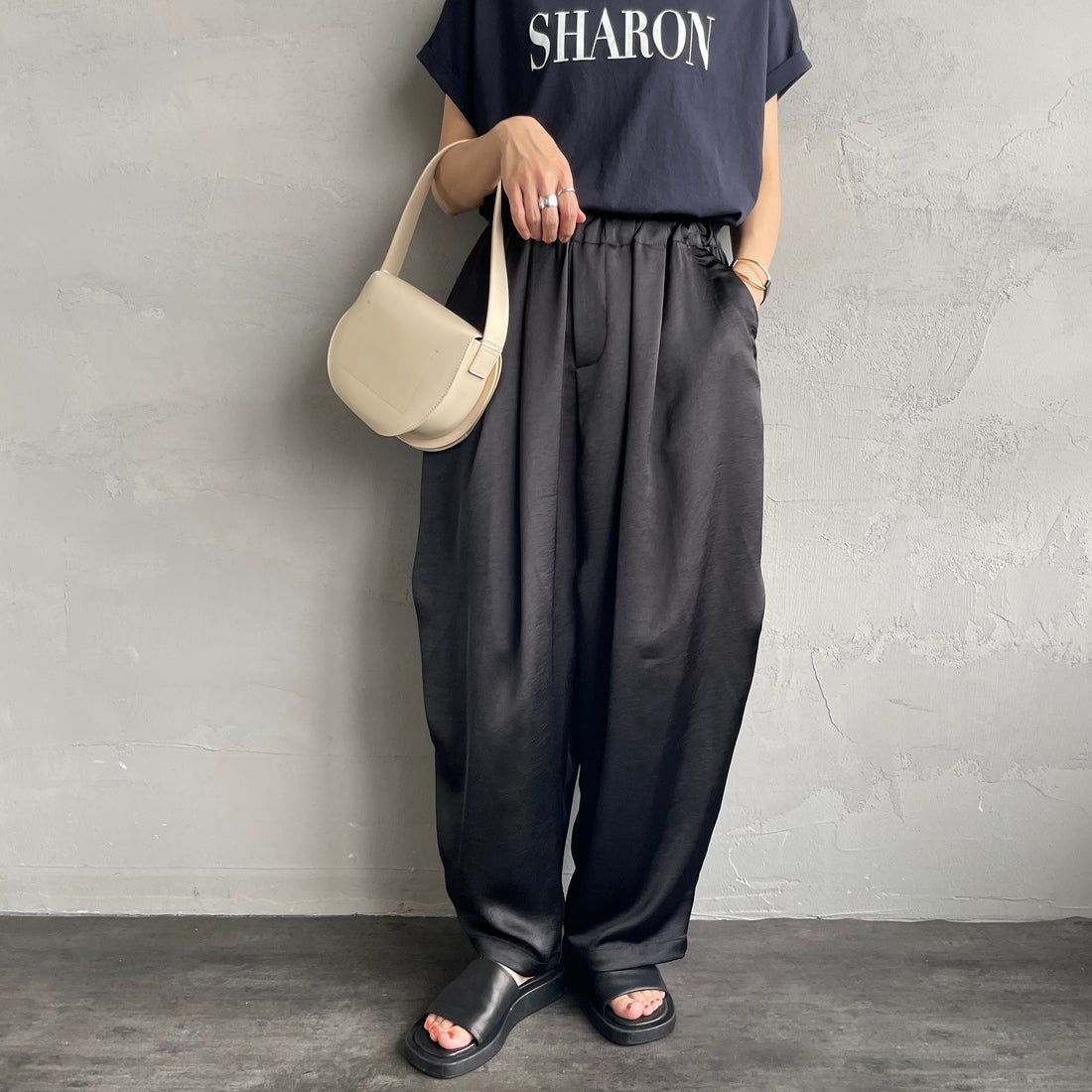 mizuiro ind [ミズイロインド] サテンワイドカーゴパンツ [2-260086] 99 BLACK &&モデル身長：160cm 着用サイズ：2&&