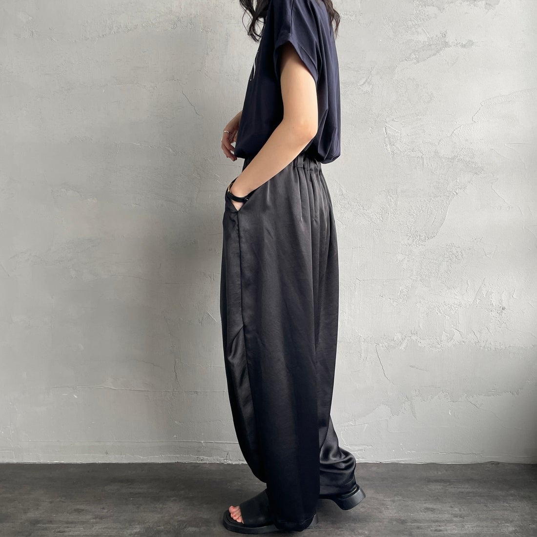 mizuiro ind [ミズイロインド] サテンワイドカーゴパンツ [2-260086] 99 BLACK &&モデル身長：160cm 着用サイズ：2&&