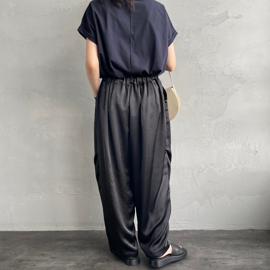 mizuiro ind [ミズイロインド] サテンワイドカーゴパンツ [2-260086] 99 BLACK &&モデル身長：160cm 着用サイズ：2&&