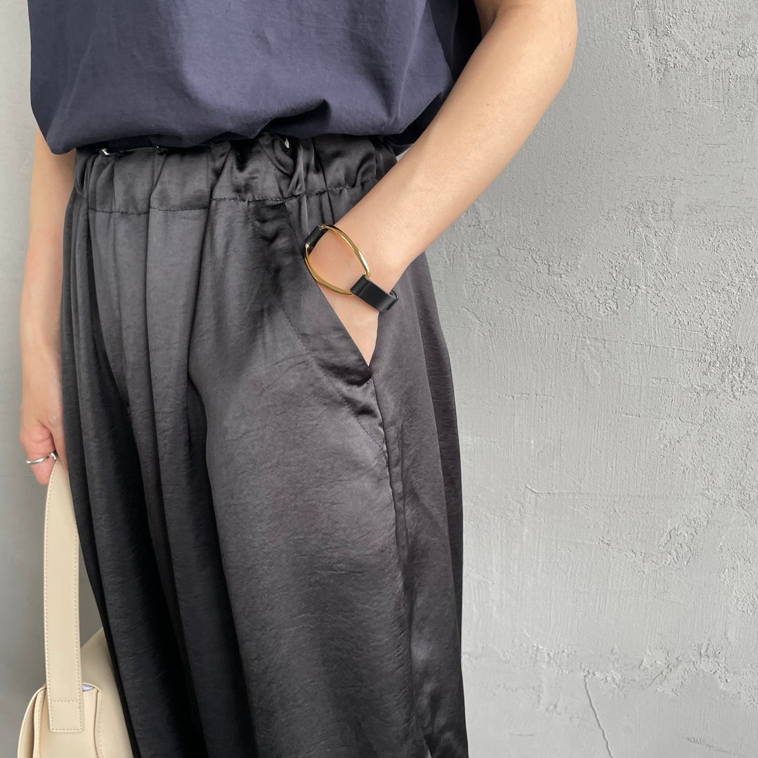 mizuiro ind [ミズイロインド] サテンワイドカーゴパンツ [2-260086] 99 BLACK &&モデル身長：160cm 着用サイズ：2&&