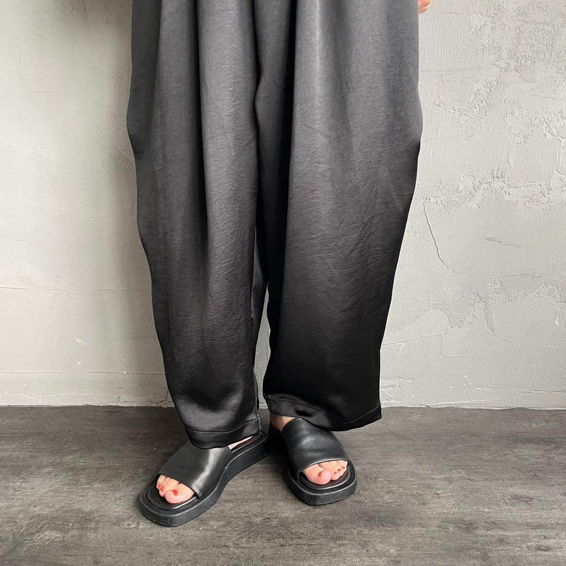 mizuiro ind [ミズイロインド] サテンワイドカーゴパンツ [2-260086] 99 BLACK &&モデル身長：160cm 着用サイズ：2&&